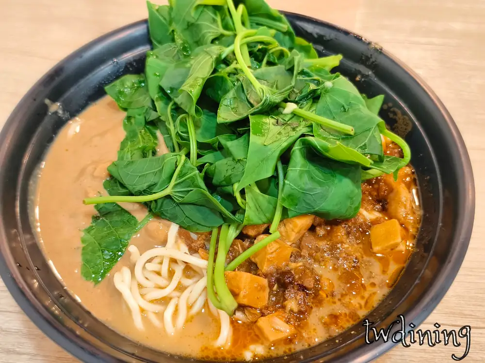 雙醬乾拌麵 double sauce dry noodles 醇厚麻醬與鹹香醡醬完美揉合 rich sesame soybean paste 搭配新鮮地瓜葉 sweet potato leaves q 彈麵條 chewy texture 美味誘人