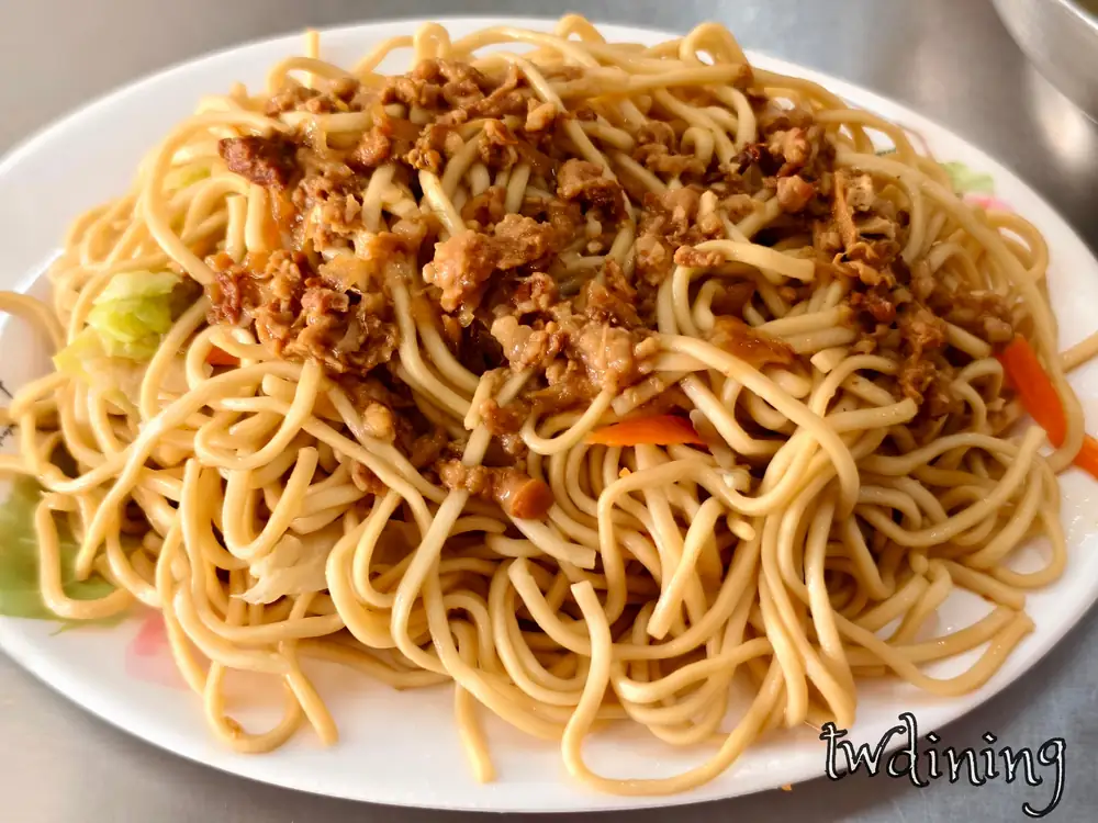classic-fried-noodles這盤天津路古早味炒麵淋上肉燥香氣十足traditional-taste麵體q彈捕捉視覺精髓是taichung-north-district必吃平價美食
