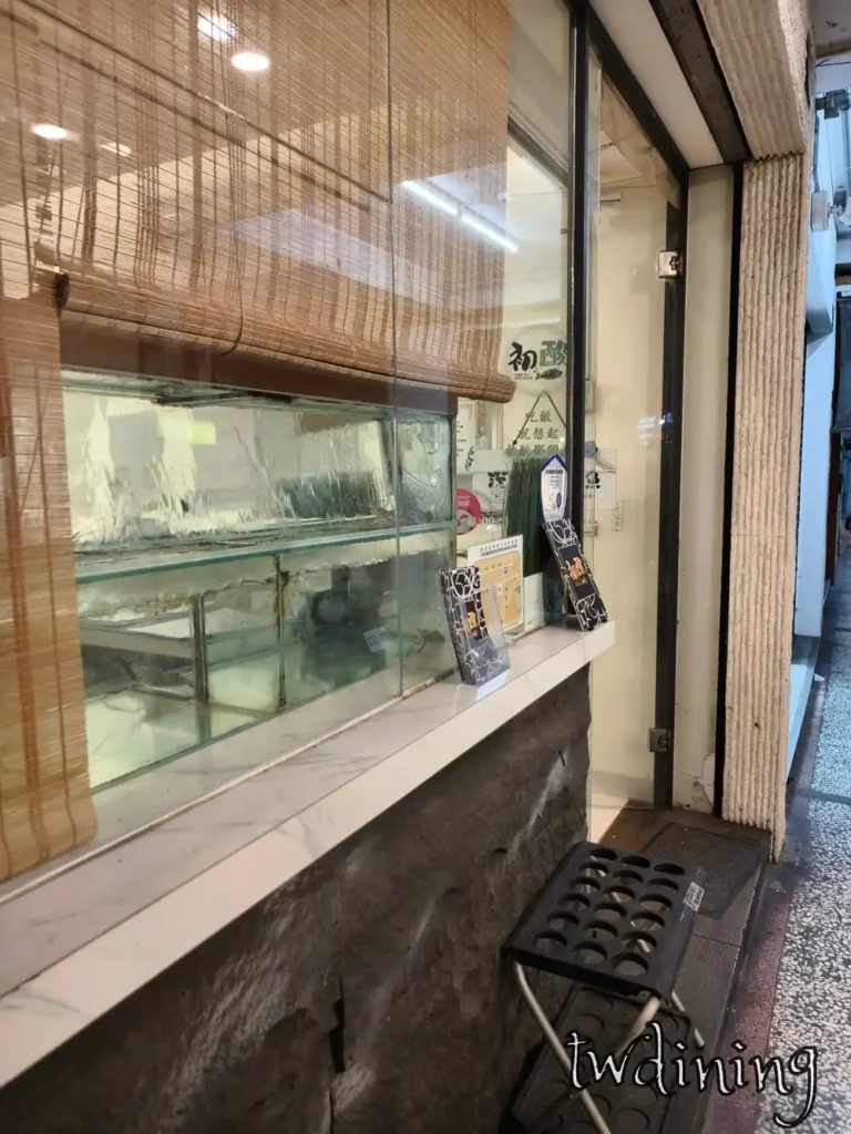 走進 初酸那個魚 台中北區 hankou store, 門口 fresh fish tank 象徵食材新鮮, 位在 漢口路 hankou road 巷弄, 環境 clean-and-bright 很舒服。