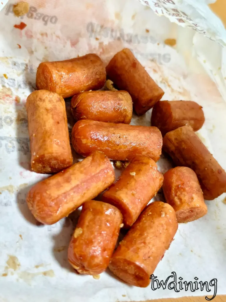 classic fried little hot dogs 小熱狗 are so bouncy and juicy with a nice tender-meat snap 成發鹽酥雞 臺中南屯 simple childhood snack