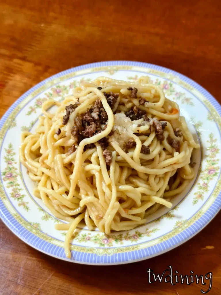 阿婆早餐 招牌 Fried Noodles 炒麵淋上 Minced Pork 肉燥醬汁，Classic Noodles 麵條口感Ｑ彈且 Garlic Aroma 蒜味極致 Savory 誘人。