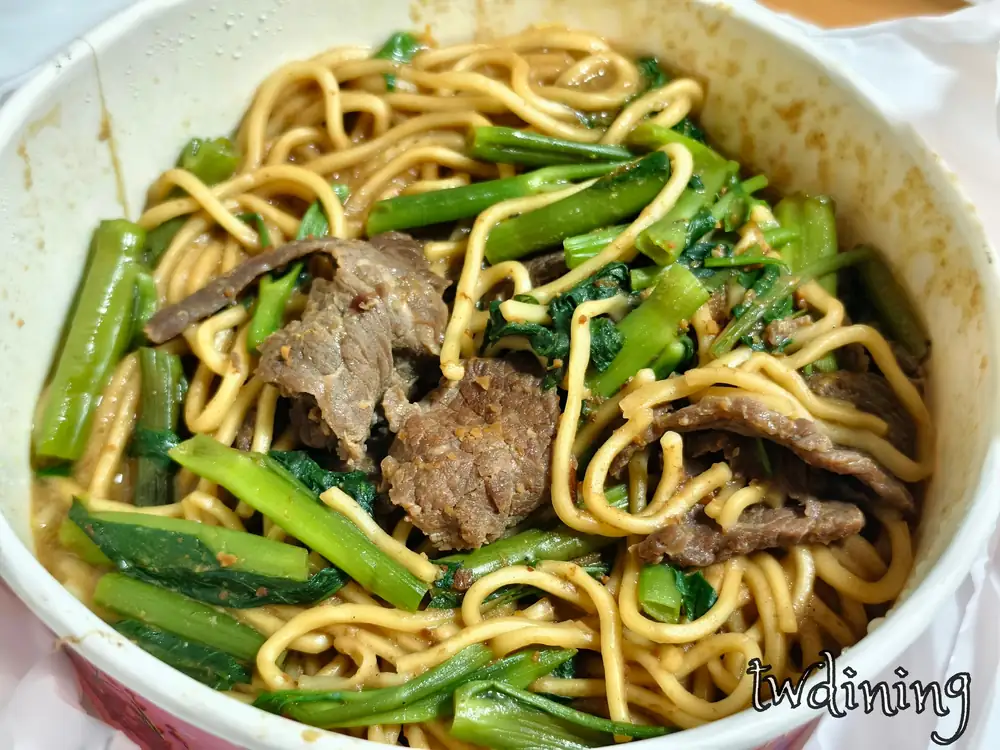 小山家漢口店的沙茶牛肉炒麵裹滿了 savory shacha sauce 跟 tender beef 每一口麵條都吸飽醬汁口感超級 rich