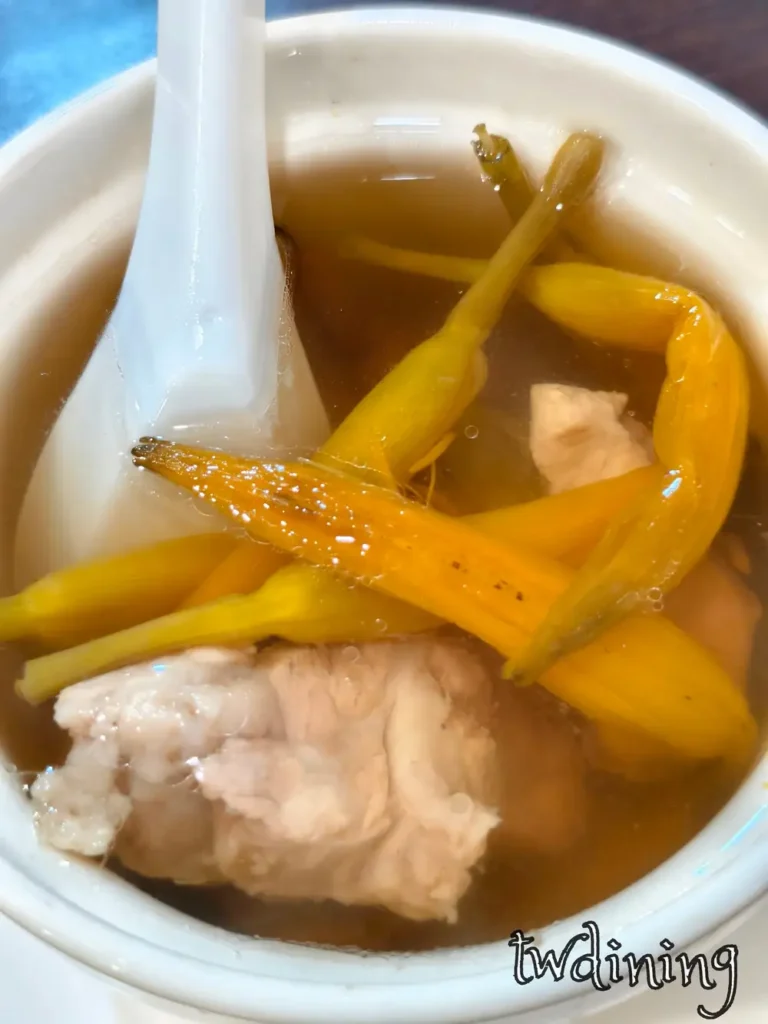 炒飯超人漢口店金針排骨湯 Daylily Pork Ribs Soup 爽脆金針 crisp-daylily 大塊排骨 meaty-pork-ribs 湯鮮味美 flavorful-soup 家常溫暖滋味 home-style-warmth 靈魂細節極致呈現台中北區中式湯品首選。