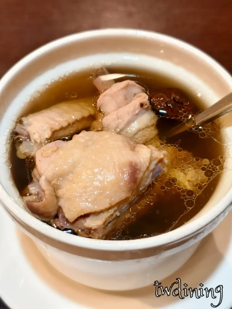 炒飯超人漢口店香菇鮮雞湯 Mushroom Chicken Soup 厚實香菇 thick-shiitake 鮮美雞翅 juicy-chicken-wing 琥珀色湯頭 golden-broth 醇厚香氣 deep-aroma 靈魂細節視覺精髓捕捉台中市北區必點熱湯推薦。