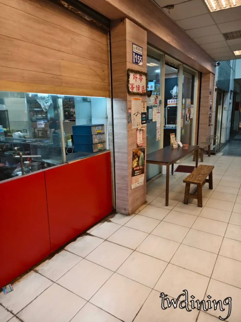 炒飯超人漢口店外帶等候區 Takeout waiting area Taichung North Hankou Road 門牌 155 號半開放式廚房廚窗透明化作業環境衛生看得到台中北區中式料理推薦快速取餐便捷服務點餐櫃檯。