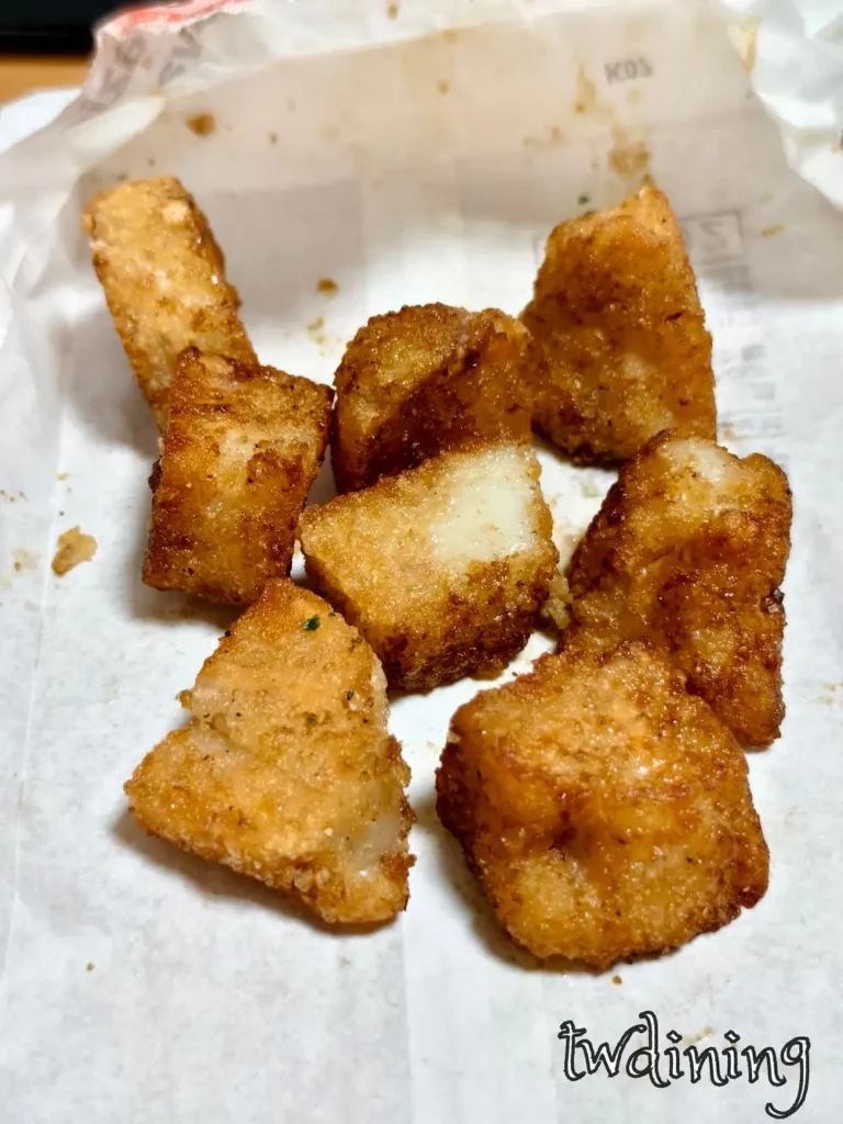 the fried taro cake 芋粿 from 成發鹽酥雞 has such a crispy flaky-texture skin and soft chewy center 嚼勁十足 taichung local snacks