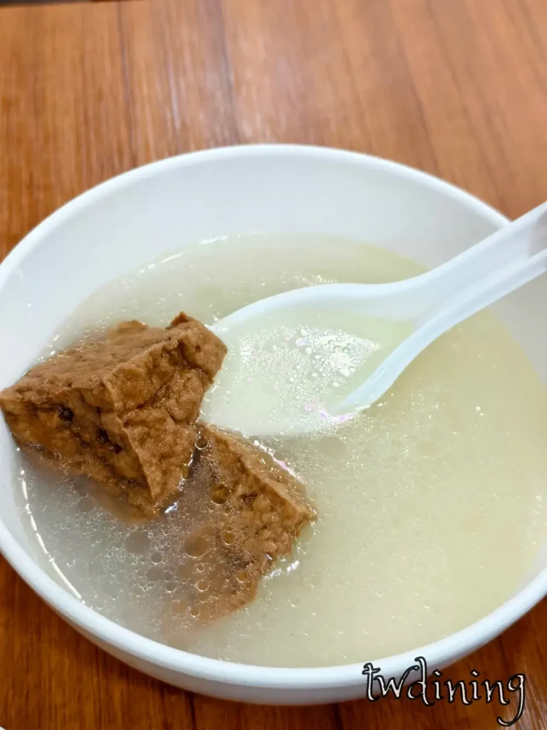 taichung north district 丞星丞 chicken soup with fried tofu 湯頭清甜甘美油豆腐吸飽精華這碗在地人激推的傳統湯品是來到北平路二段不能錯過的暖心滋味