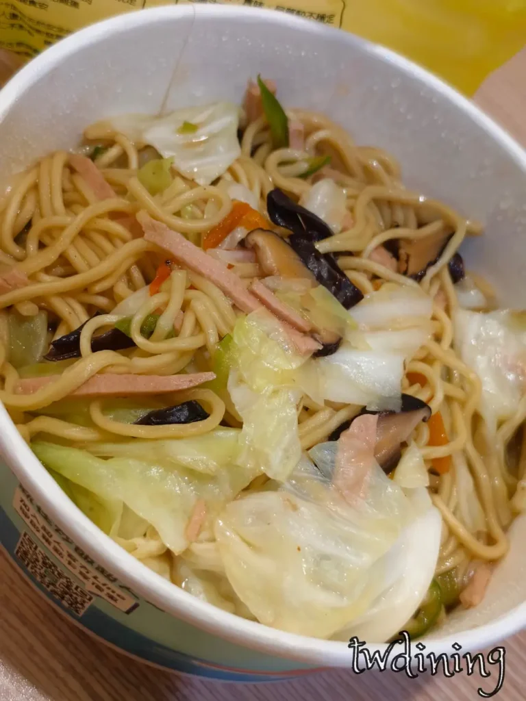 炒飯超人漢口店田園蔬菜炒麵 Garden Vegetable Stir-fried Noodles 鮮甜時蔬 crisp-vegetables 彈牙麵條 bouncy-noodles 清爽不油膩 non-greasy 豐富配料素食友善 vegetarian-friendly 靈魂細節精緻呈現。