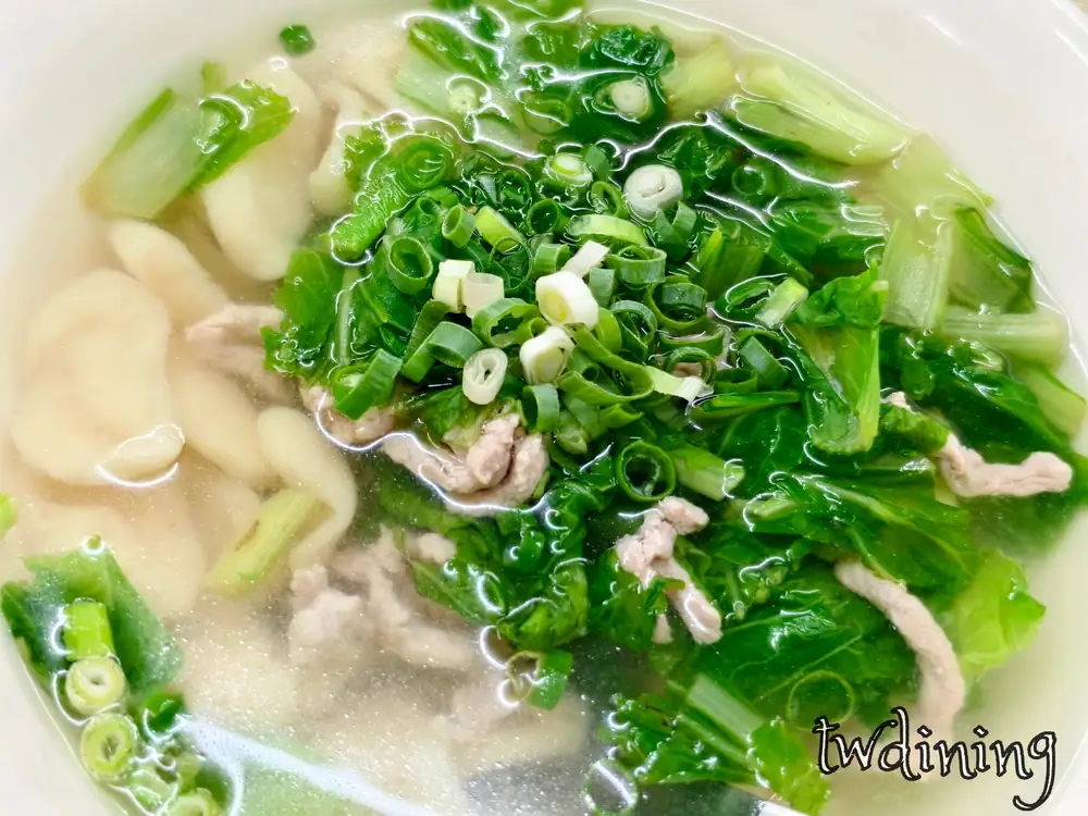 這碗 cat ear noodles 嚼勁超 chewy texture 配上 fresh pork 鮮肉與 green snow vegetable 雪菜 savory soup 湯頭很 clear 真的好味