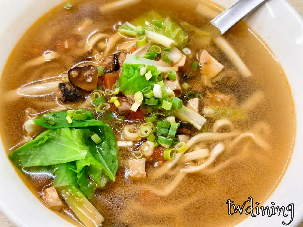 紹子麵 shaozi noodles soup 湯頭很 savory 滿滿的 minced pork 跟 mushroom diced 香氣十足 chewy texture 麵條吸飽精華 super tasty
