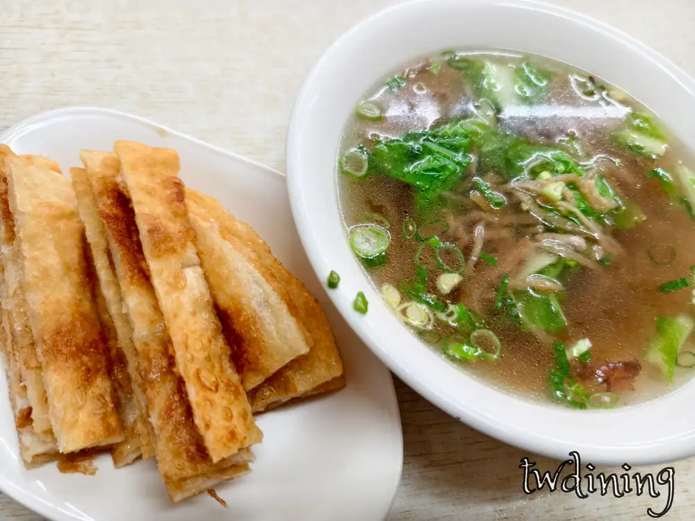碎肉湯餅 shredded pork pancake soup 餅皮 flaky texture 泡在 clear soup 裡 吸附湯汁後 soft and crispy 雙重層次感令人印象深刻