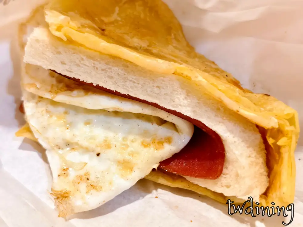 滿意早點 Man Yi Brunch 火腿蛋乳酪餅 ham and egg cheese pastry，金黃酥脆外皮 flaky texture 與香甜乳酪香氣 buttery crust，夾入現煎荷包蛋與火腿 perfectly toasted pastry.