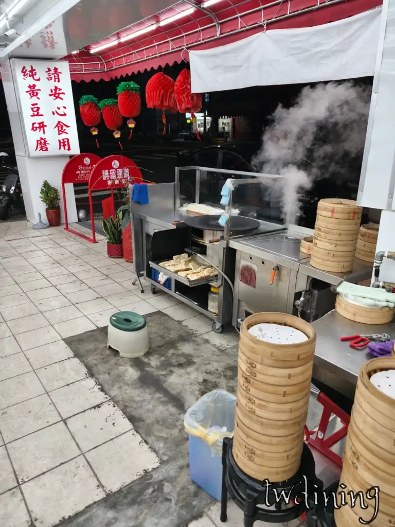 this 驢磨坊 workspace has steaming-hot bamboo baskets. classic vibes 充滿煙火氣的蒸籠 stack, 這裡的 traditional snacks 絕對 fresh. every bite is authentic, 展現傳統早餐的 visual essence.