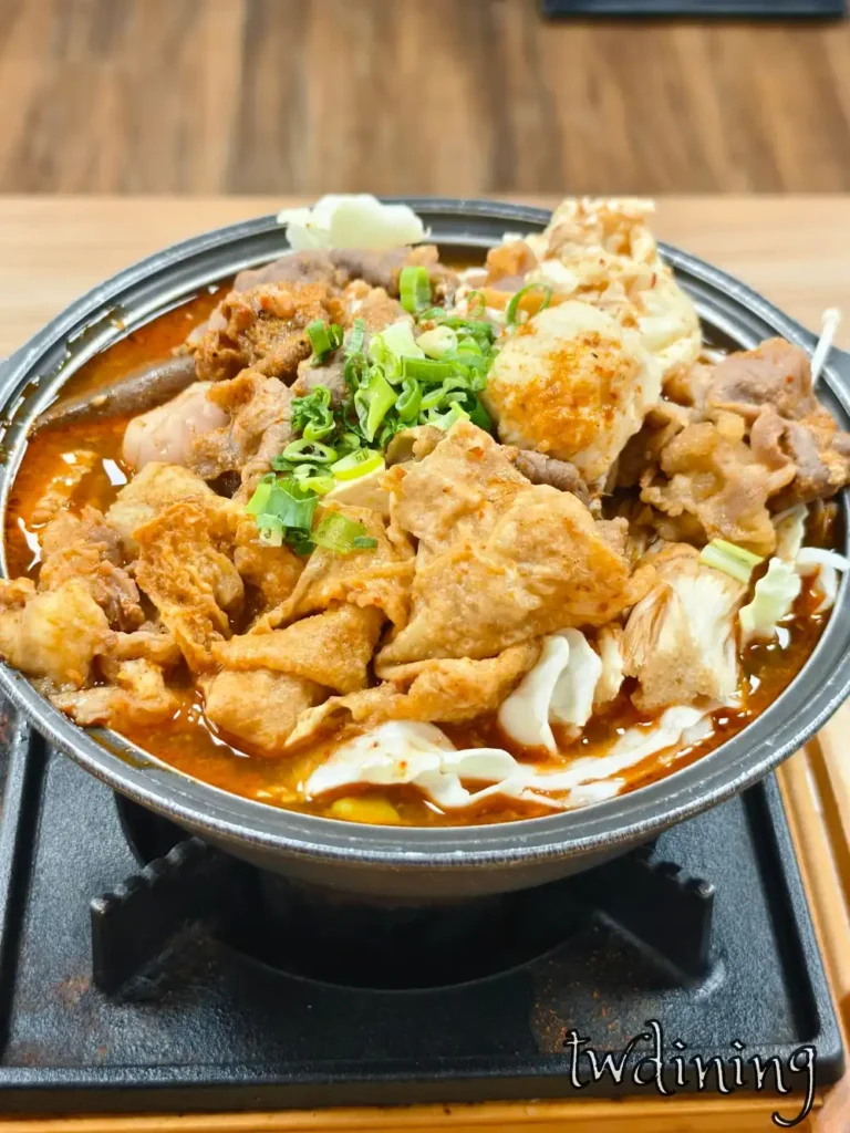 阿鍋家 推出的 handmade kimchi 手做泡菜鍋份量充足，鮮甜湯底搭配豐富的 hot pot 配料與嫩肉片，呈現出最道地的傳統鍋物美味。