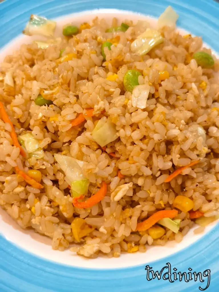 炒飯超人漢口店四季如春炒飯 Four Seasons Vegetable Fried Rice 五彩繽紛時蔬 colorful-veggies 爽脆口感 flaky-texture 營養均衡 healthy-balance 頂級米種使用 premium-rice 靈魂細節捕捉視覺精髓。