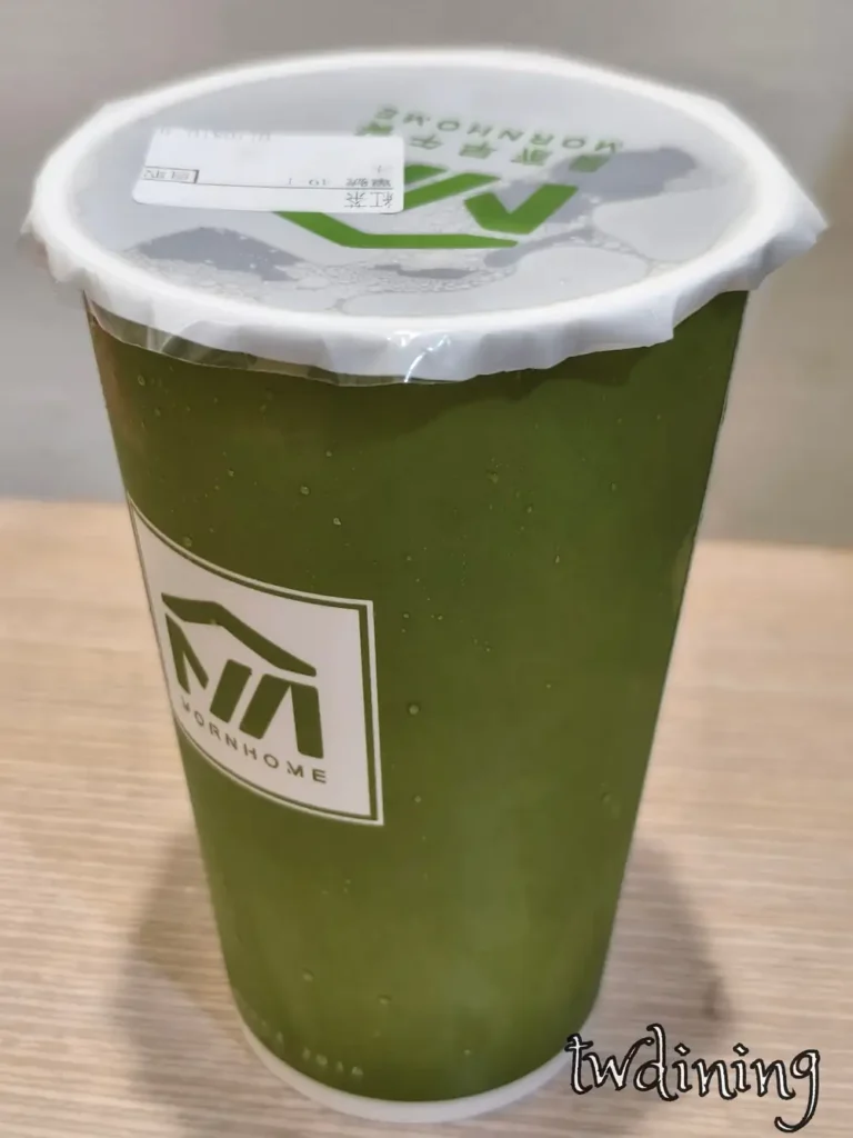 晨家早午餐 iced black tea 冰紅茶，沁涼消暑的 classic breakfast drink，包裝帶有 mornhome 品牌標誌 logo 與綠色視覺感。