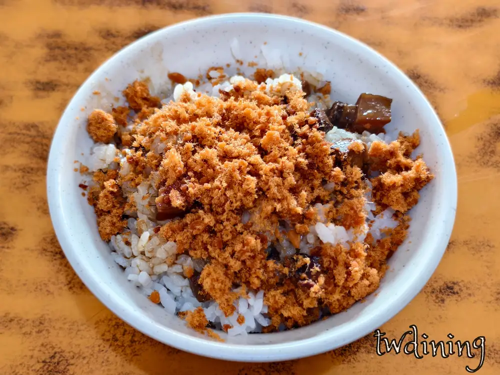 台南小吃的 braised pork rice 肉燥飯鋪滿了 crispy pork floss 肉鬆，淋上滷汁的米飯香氣十足非常 delicious 美味。