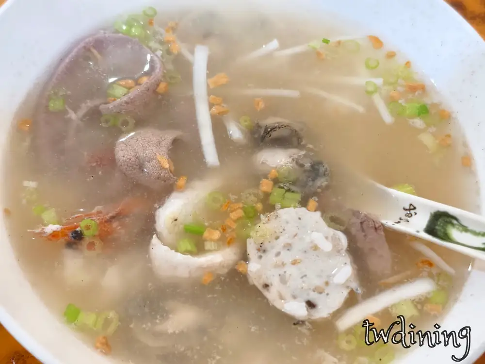這碗 seafood soup 有新鮮蝦子與豬肝 pork liver，搭配大顆 oyster 非常鮮美，是台南小吃的靈魂美味 soup dishes。