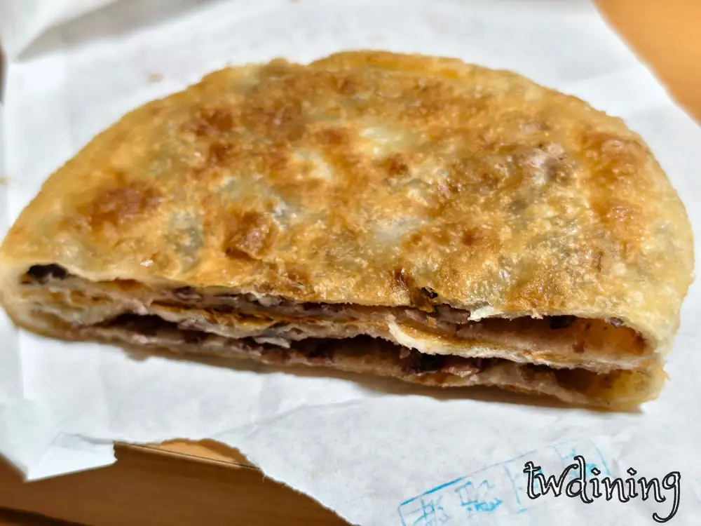 漢口路紅豆餡餅 red-bean-pancake 濃郁豆沙 filling 酥皮 flaky-crust 甜而不膩 sweet-dessert 必吃台中北區 404-taichung-north 散步點心 crispy-pancake