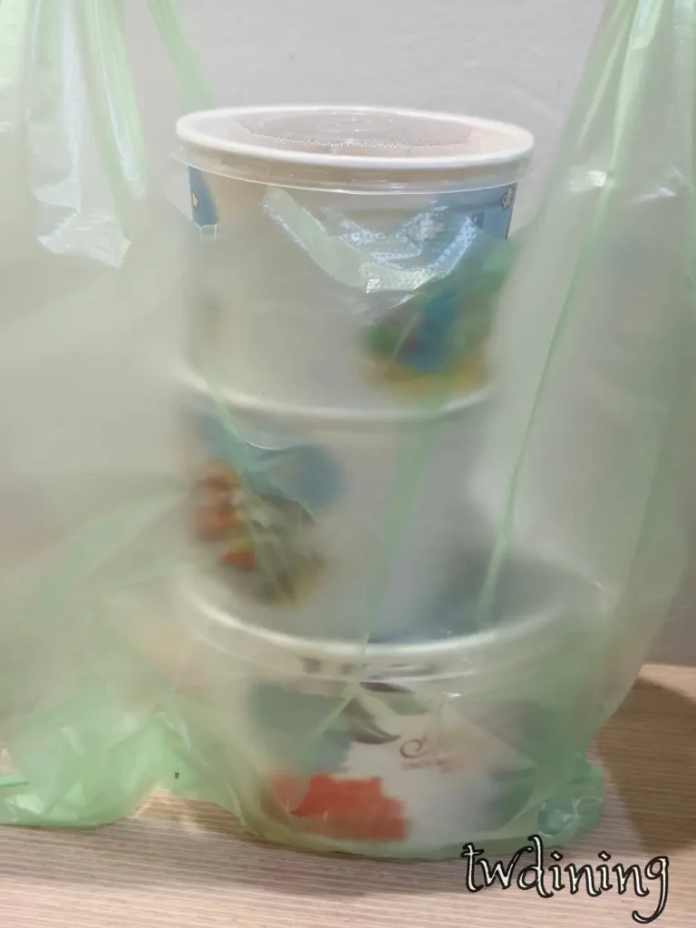 漢口路美食 Hankou-Rd 廟口阿嬤臭豆腐 A-Ma Stinky Tofu 外帶包裝 takeout-packaging 塑膠袋提袋 台灣小吃特色 street-food-to-go 便利美味 宵夜首選 40年老店