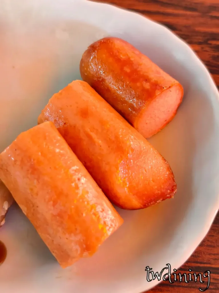 這份 pan fried hot dog 小熱狗煎得香氣四溢，是永和四海豆漿北平店常見的 side dish 副餐，彈牙的 sausage texture 搭配微焦表面，簡單卻滿足，完美捕捉了 taichung street food 深夜宵夜的視覺精髓。