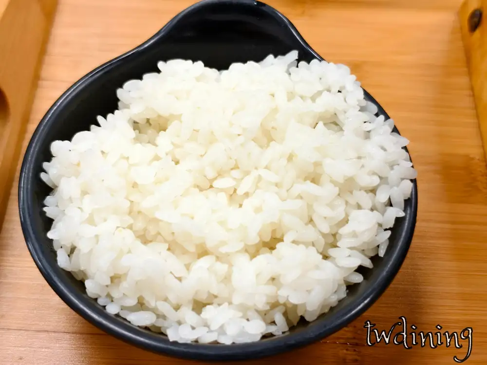 隨鍋附贈的 steamed rice 白飯口感Q彈粒粒分明，是搭配各種特色湯底的靈魂組合，為整場 hot pot 饗宴帶來最紮實的飽足感受。