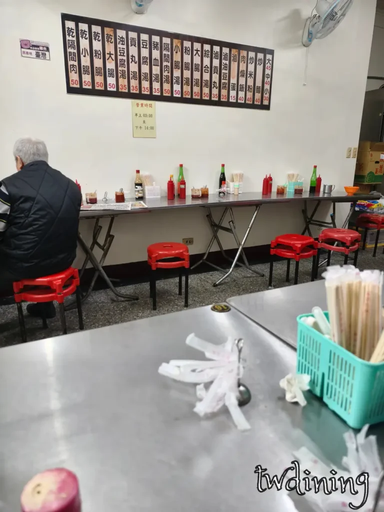 taichung-north-district-tianjin-road-indoor-seating這處內用環境乾淨整潔是天津古早味炒麵最道地的dining-vibes感受在地人平日用餐的traditional-eatery氛圍