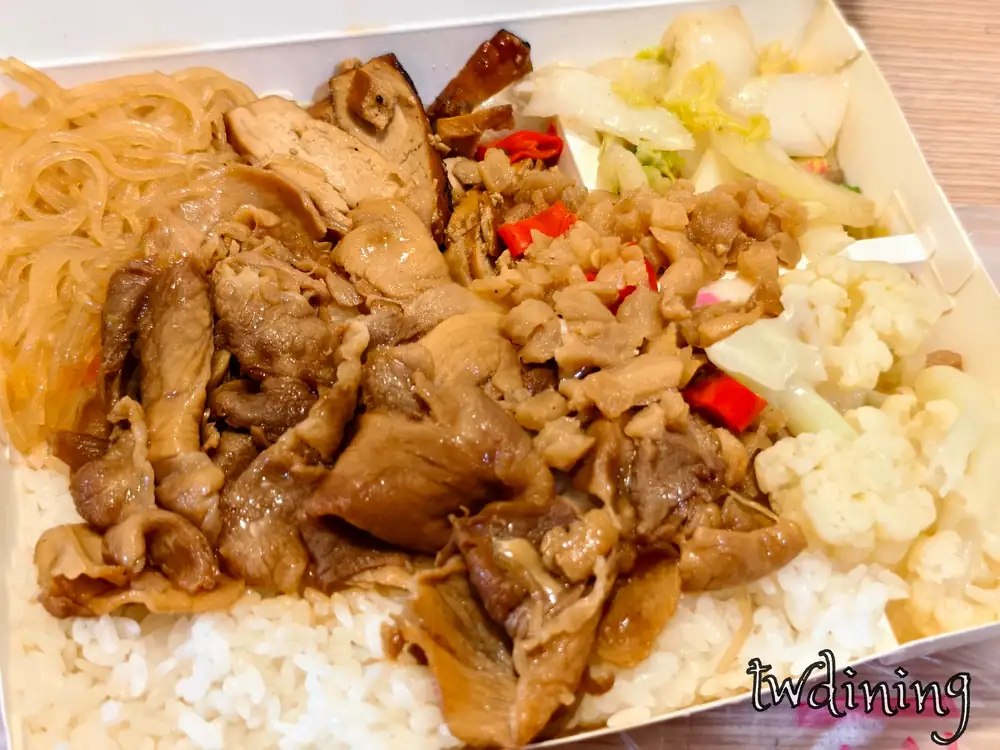 這份 津品園 jin pin yuan 的 japanese bbq pork bento 日式燒肉便當搭配了 fresh cabbage 高麗菜與 cauliflower 花椰菜等 side dishes 很豐富