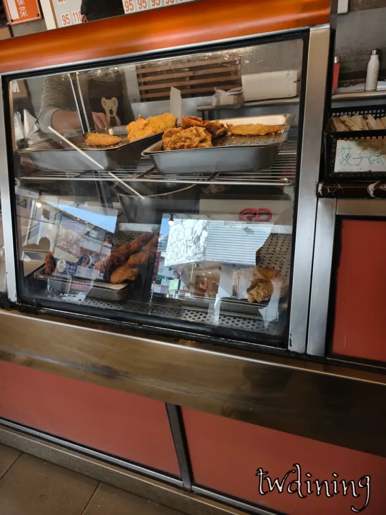 津品園 jin pin yuan store 的 food display case 櫥窗內可以看到 freshly fried 剛炸好的 meats 肉類主食位在 漢口路 hankou road 的分店