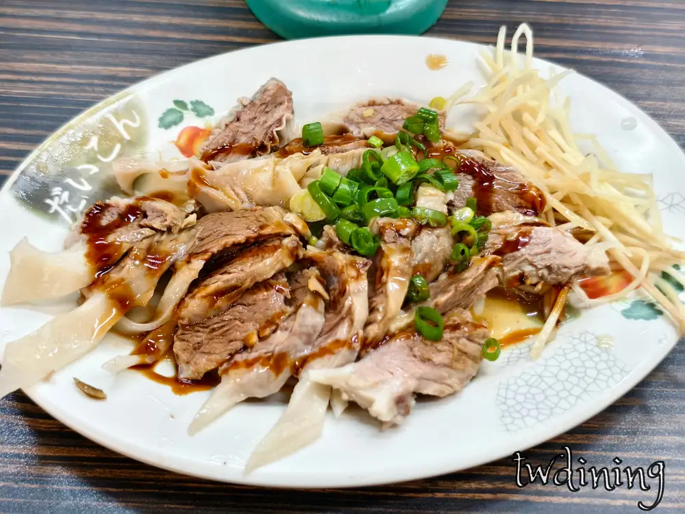 招牌隔間肉 pork diaphragm 搭配薑絲 ginger 在久福麵食館 jiu fu 陝西路店，肉質 tender 且十分 juicy 很好吃。