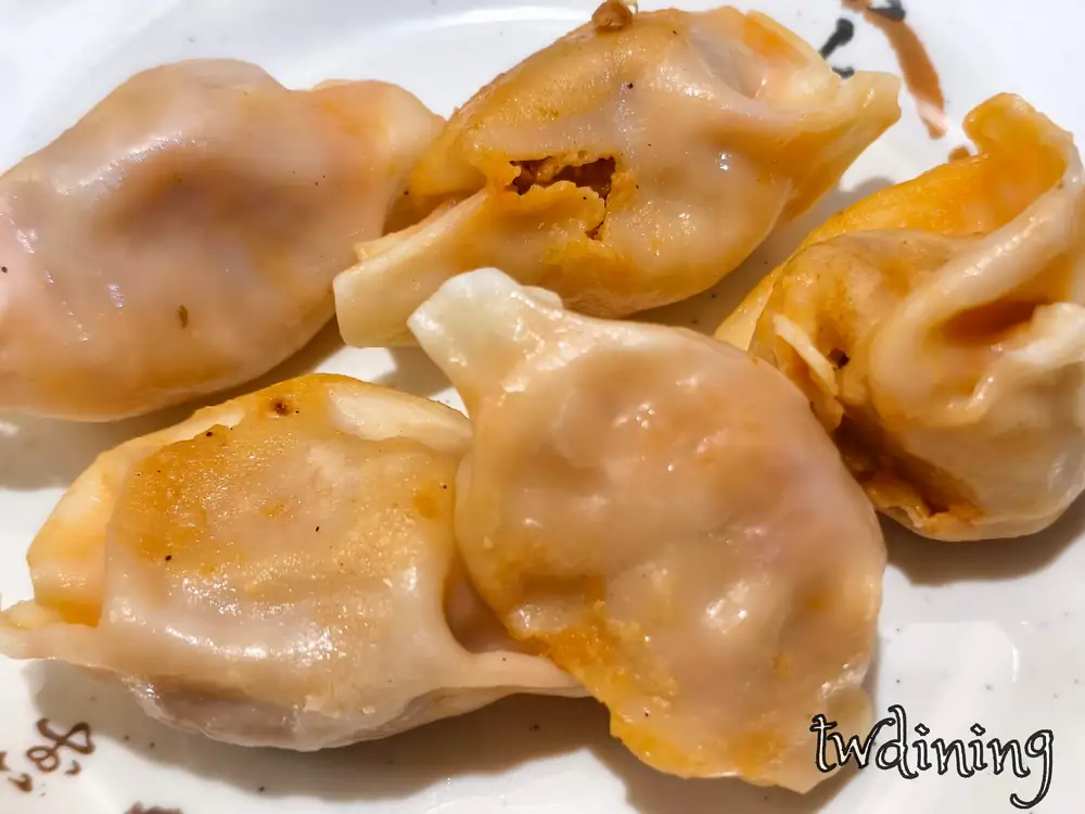 幸福豆漿 kimchi fried dumplings 泡菜煎餃 煎得 crispy-bottom 內餡 爽脆 spicy-kimchi 味道 濃郁 flaky-texture 每一口 都 酥脆 帶勁