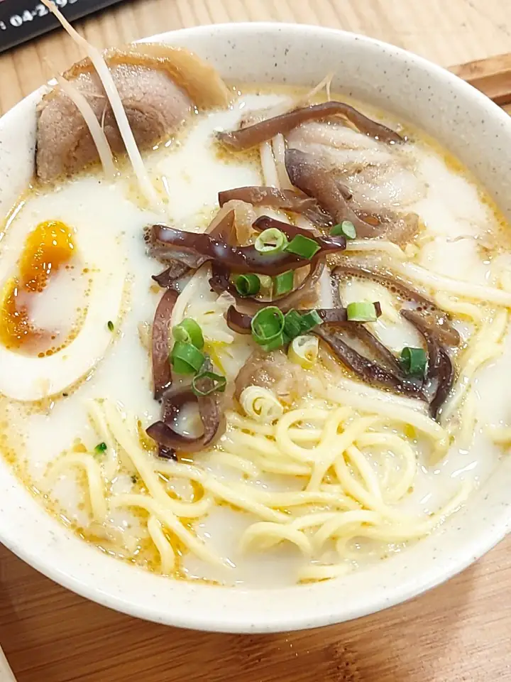 九本家札幌味噌拉麵實體餐點包含圓片叉燒與半熟蛋，搭配黃豆芽、蔥花與木耳絲，展現道地日式味噌湯頭與豐富擺盤，屬於台中北區日式拉麵品項