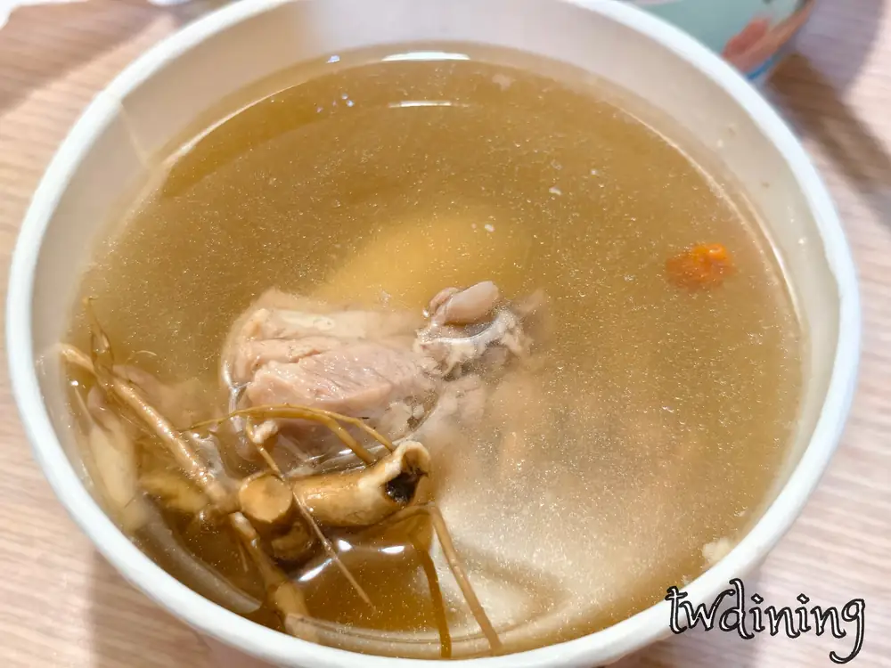 炒飯超人漢口店九尾鮮雞湯 Kyuubi Chicken Soup 滋補養生 healthy-nourishing 湯頭清甜 clear-sweet-broth 軟嫩雞肉 tender-chicken-meat 藥膳香氣 herbal-aroma 靈魂細節視覺精髓台中北區在地推薦美食