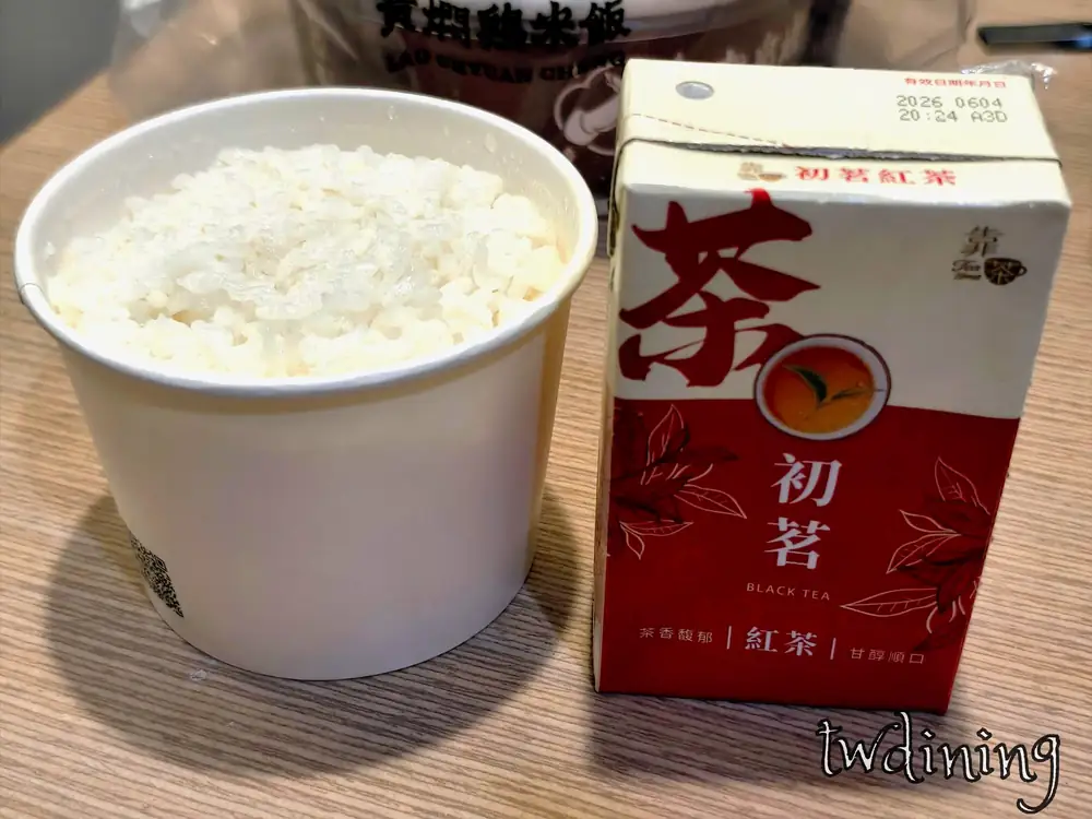 這是老泉城 delivery set 有 fluffy white rice 跟 refreshing black tea 漢口店的 takeout meal 專業食記分享 初茗紅茶 nice pairing 讓整個 lunch experience 更 perfect 的小點