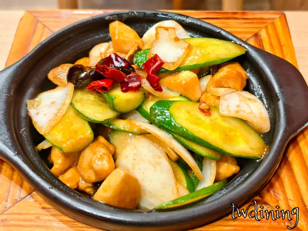 這鍋 nanyang style 雞肉乾鍋 smells so good 漢口店的 chef special 有夠入味 tasty chicken with fresh veggies 專業食記推薦 taichung foodies 必吃老泉城香濃乾鍋