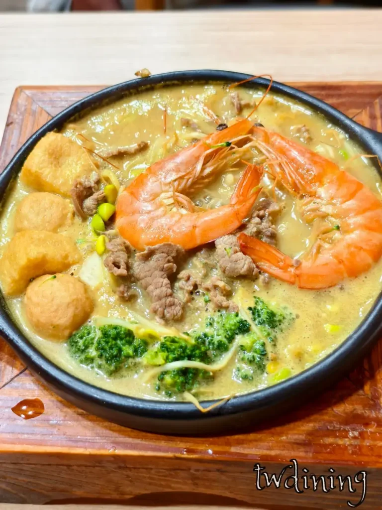 濃郁 creamy laksa broth 滿滿 prawns and beef 簡直是 seafood feast 漢口店 fusion flavors 必吃推薦 taichung lunch yummy soup 豪華叻沙海鮮