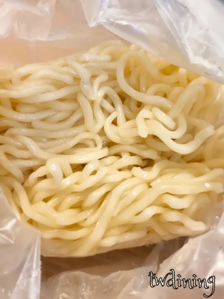 外帶專用的鴨肉麵麵條 duck noodles separate packaging 保持了彈牙 chewy texture 呈現完美 yellow noodles springy mouthfeel 專業包裝確保 quality fresh cooked 感