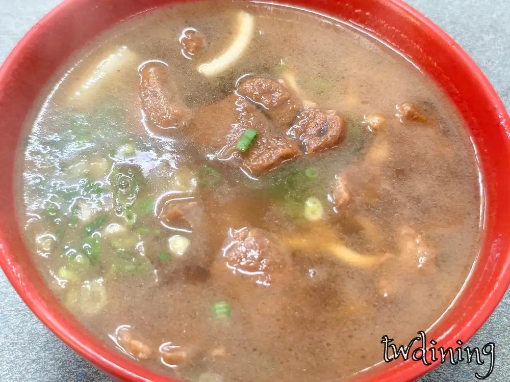 湯頭 rich 的牛肉麵 beef noodles 在久福麵食館 jiu fu 北區陝西路，牛肉塊 hearty 麵條 chewy 吃起來很滿意。
