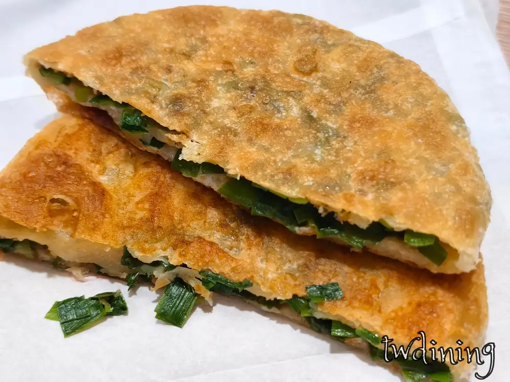 漢口路韭菜餡餅 leek-and-egg-pancake 韭菜香氣 aromatic-leek 翠綠內餡 fresh-filling 酥脆口感 crispy-pancake 台中北區美食 404-taichung-north 經典台式下午茶