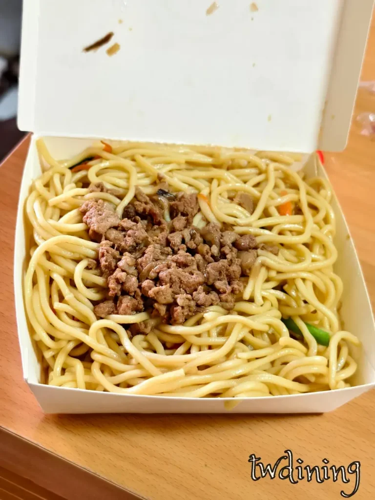 滿意早點 Man Yi Brunch 傳統肉燥炒麵 traditional minced pork noodles，麵條吸飽醬汁 savory sauce 與濃郁肉燥 savory minced meat，呈現經典台式早餐風味 authentic Taiwanese fried noodles.