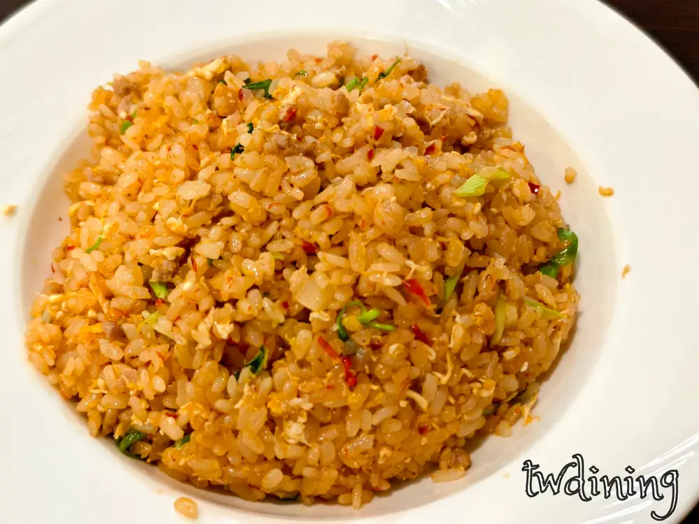 炒飯超人漢口店台式打拋豬炒飯 Thai-style Basil Pork Fried Rice 塔香四溢 aromatic-basil 微辣開胃 spicy-kick 碎肉末口感豐富 rich-texture 金黃米粒 golden-grains 靈魂細節捕捉視覺精髓台中北區必吃美食。