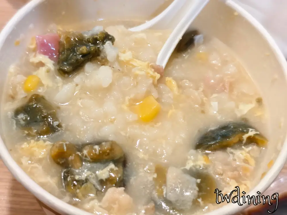 幸福豆漿 pork congee with preserved egg 皮蛋瘦肉粥 燉得 軟綿入味 smooth-texture 配料 豐富 滿滿 savory-flavor 是 溫暖 飽足 的 早餐