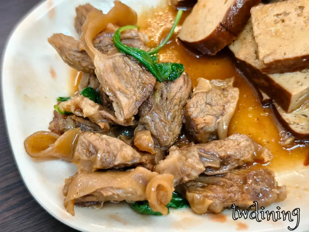 北海魷魚焿 的這盤 pork diaphragm meat 處理得毫無腥味，tender and chewy 的層次感搭配九層塔香氣，是來到 taichung beiping road 必點的招牌隔間肉小吃。