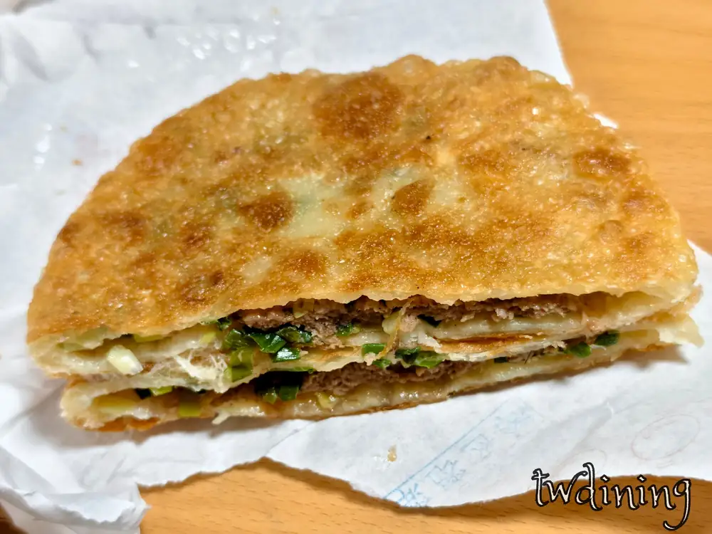 蔥肉餡餅 pork-scallion-pancake 飽滿肉餡鮮嫩 tender-meat 酥香脆皮 crispy-crust 漢口路三段 han-kou-road 蔥香 aromatic-scallion 汁多 juicy 台中北區美食