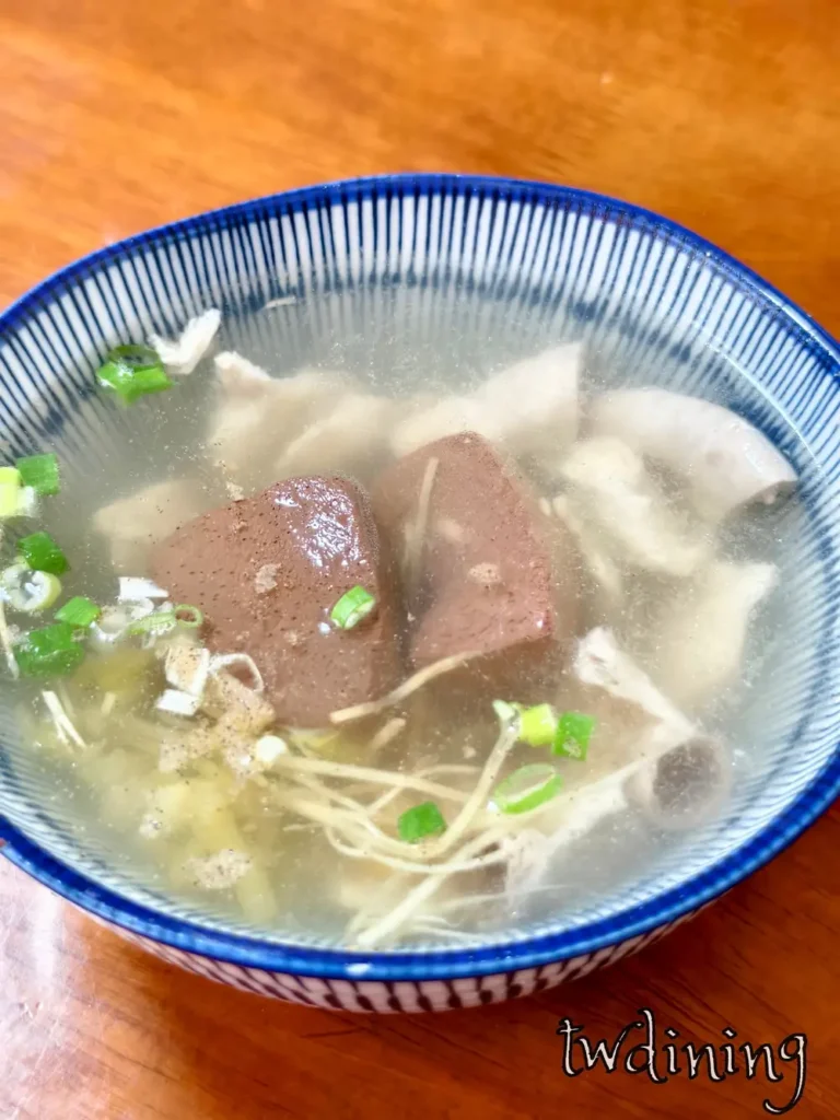 這碗 Pork Small Intestine Soup 豬血小腸湯充滿 Rich Broth 湯頭香氣，阿婆早餐 提供極致 Traditional 傳統風味與薑絲 Ginger 配料。