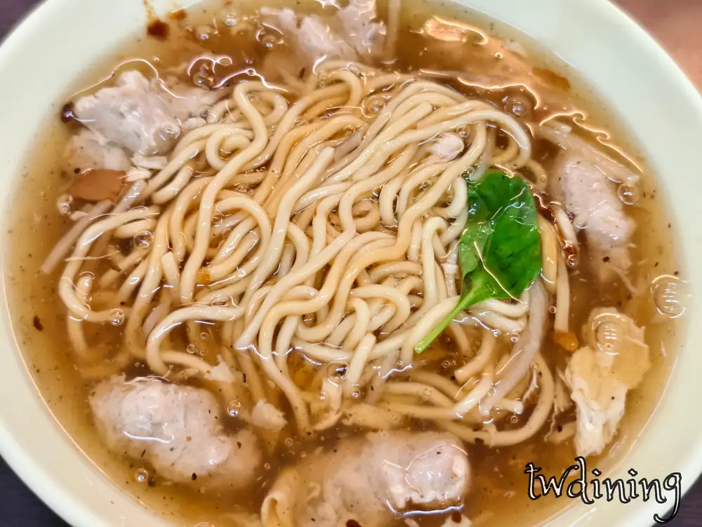這碗 pork thick soup noodles 湯頭鮮甜，北海魷魚焿 的肉焿口感 meaty and firm，搭配吸滿 savory broth 的油麵，是 taichung beiping road 在地人大推的飽足感肉焿麵。