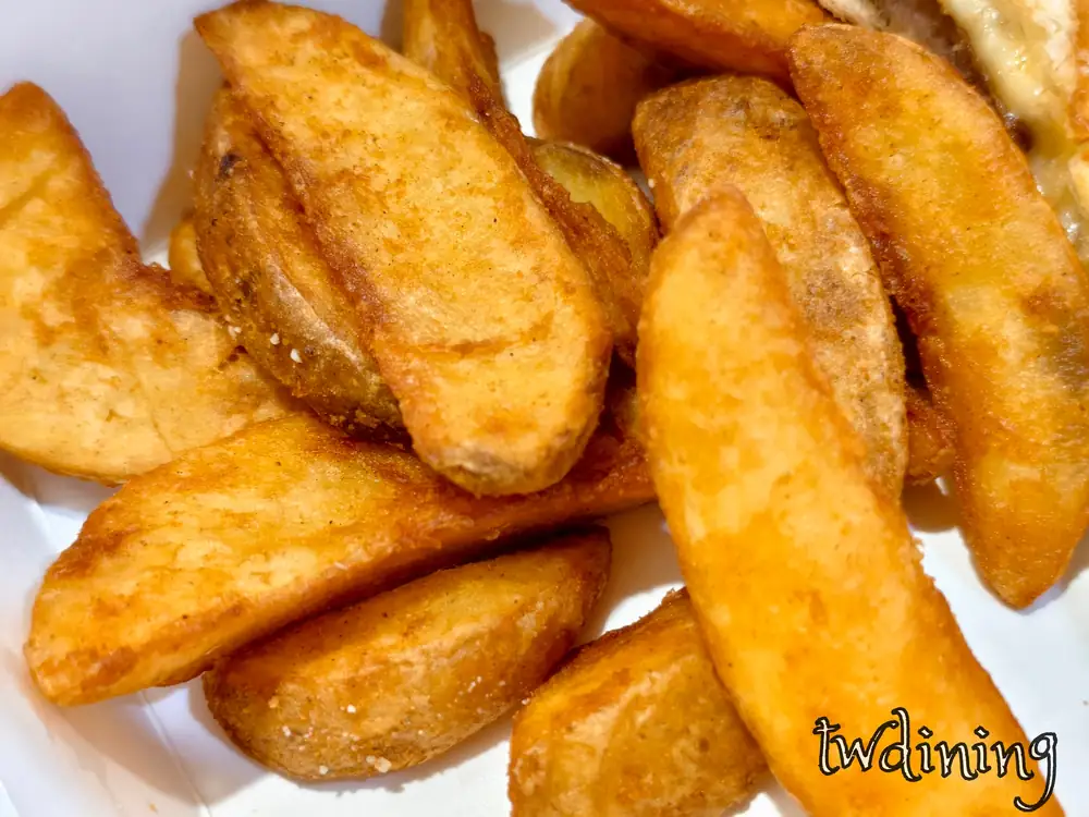 晨家早午餐 mornhome 酥脆帶皮薯塊 potato wedges，外皮 golden brown 撒上薄鹽，口感 chunky and fluffy 充滿薯香視覺。