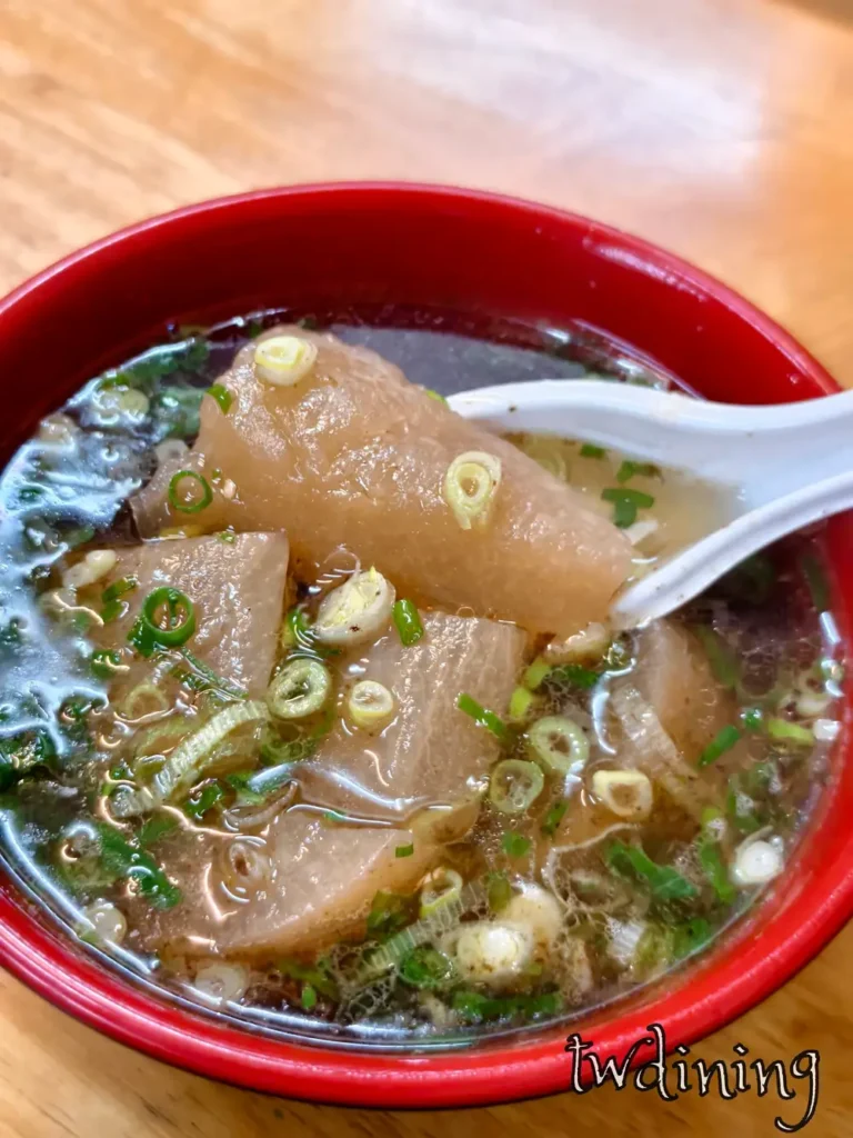 radish soup and angelica egg drop soup wen shacha beef 台中溫沙茶牛肉蘿蔔湯與當歸蛋花湯鮮美牛肉湯底搭配清甜蘿蔔與養生枸杞清爽解膩