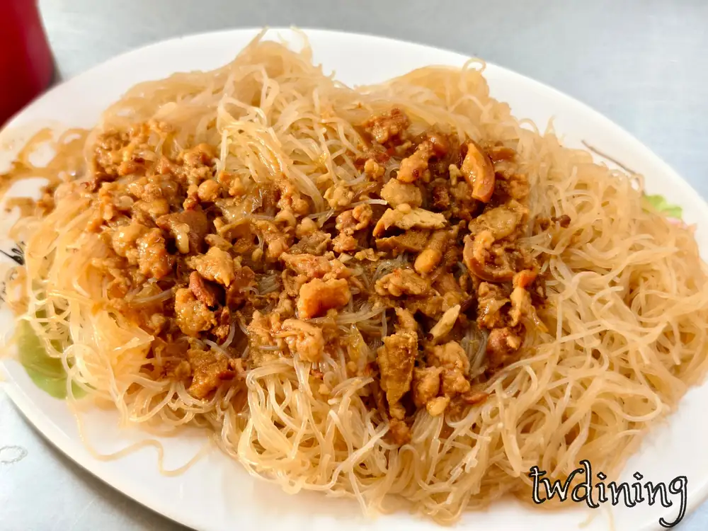 rice-vermicelli-minced-pork這盤米粉吸飽肉燥滷汁口感tender-chewy視覺精髓捕捉到位是tianjin-road必點traditional-food展現極致美味