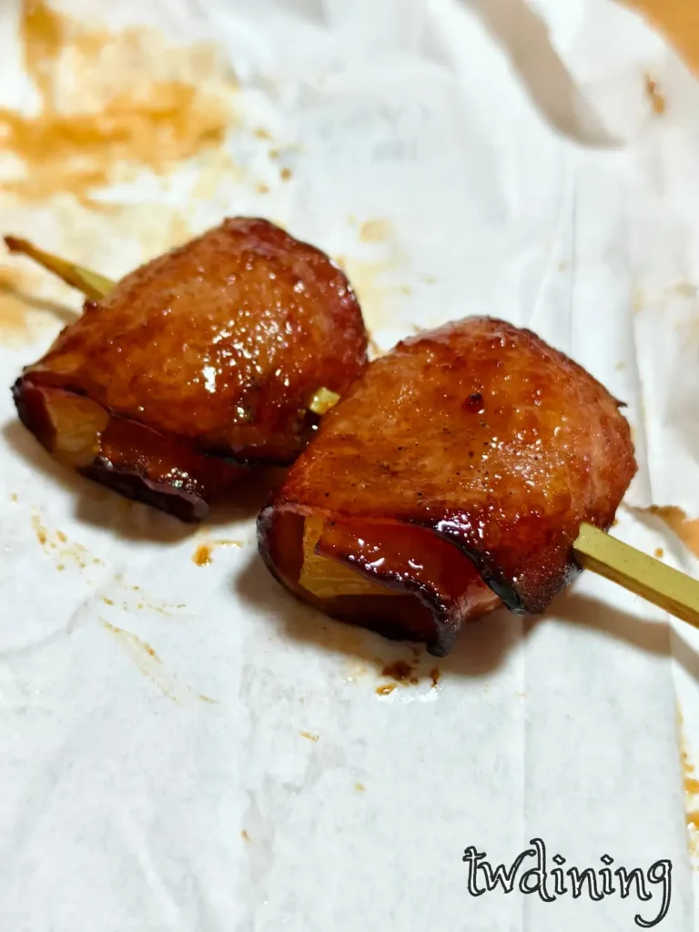 鹹甜交織的 grilled bacon wrapped fruit，脆皮 bacon aroma 鎖住多汁果肉，來點多多烤肉這道 appetizer 充滿 refreshing taste，是 yongxing bbq menu 中非常有層次的 creative skewer。